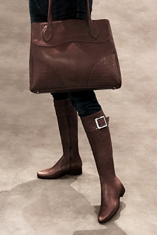 Dark brown women's riding knee-high boots. Round toe. Low leather soles. Made to measure. Worn view - Florence KOOIJMAN